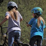 Zwei Mädchen stehen mit ihren Bikes am Park | © Bikepark Bergheim