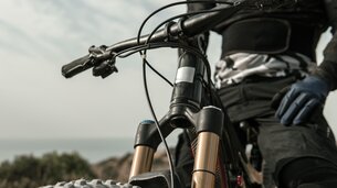 Mann der eine Mountainbike Nahaufnahme reitet | © Freepik