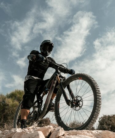 Mann der einen niedrigen Winkel des Mountainbike reitet | © Freepik