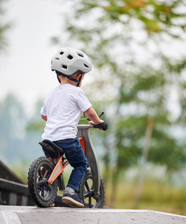 Kleinkind lernt im Bikepark Fahrrad fahren | © Anatoliy_gleb